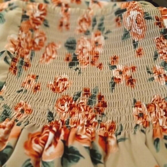 Torrid Grey Pink Floral Fit and Flare Smocked Back Cami Top Sz 1 - Picture 3 of 6